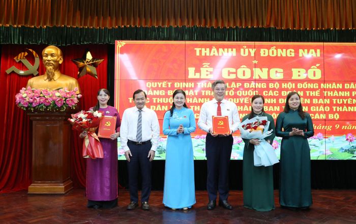 Phó Bí thư Thường trực Thành ủy Đồng Nai Tôn Ngọc Hạnh trao quyết định đổi tên Ban Tuyên giáo và Dân vận Thành ủy thành Ban Tuyên giáo Thành ủy. Ảnh: Văn Dũng