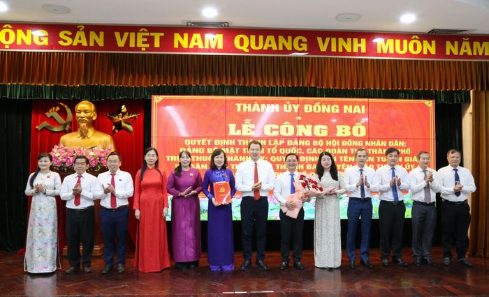 Bí thư Thành ủy Vũ Hồng Văn trao quyết định thành lập Đảng bộ MTTQ, các đoàn thể TP. Đồng Nai. Ảnh: Văn Dũng