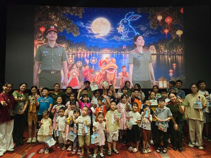 Không khí vui tươi, sôi nổi tại chương trình vui Tết Trung thu do Công an phường Láng tổ chức.