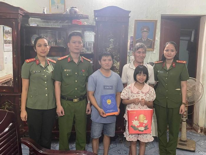 CBCS Công an xã Hòa Lạc thăm, tặng quà cho gia đình trẻ nhỏ có hoàn cảnh khó khăn.