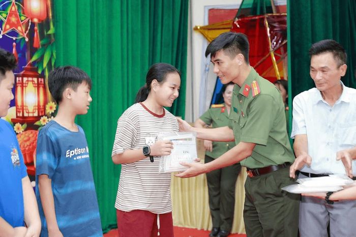 Công an phường Phú Lương tặng quà cho các cháu có thành tích xuất sắc.
