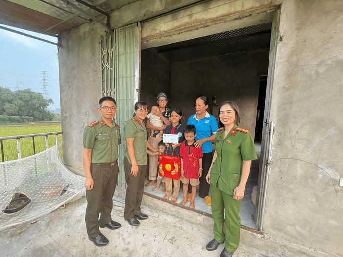 CBCS Công an xã Trung Giã thăm hỏi, tặng quà trẻ em có hoàn cảnh khó khăn.