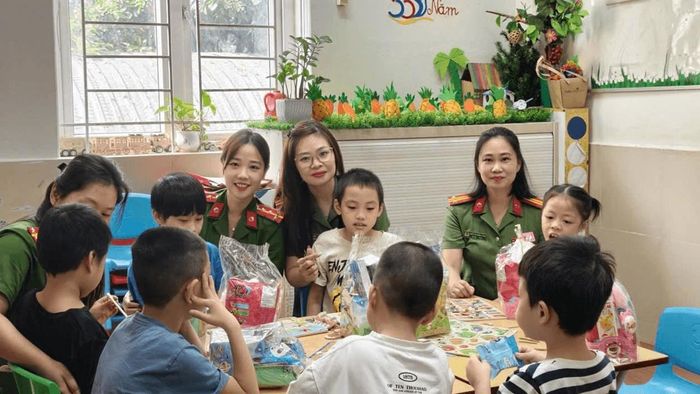 CBCS Công an phường Khương Đình tổ chức Trung thu và tặng quà các cháu thiếu nhi có hoàn cảnh đặc biệt.