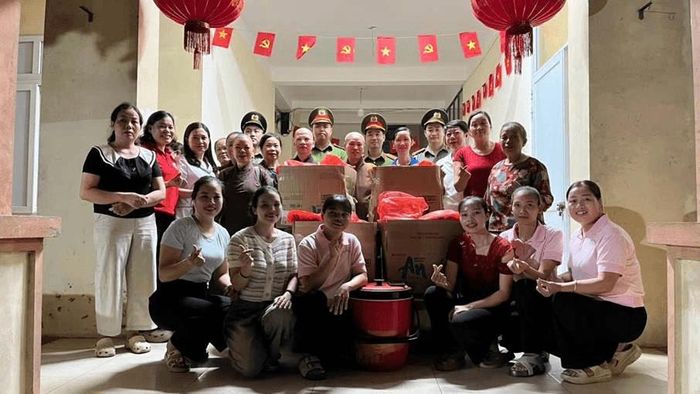 CBCS xã Hòa Phú tặng cháo, sữa và bánh mì cho bệnh nhân và người thân tại bệnh viện.