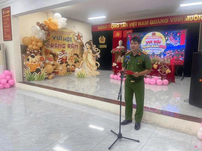 Đại diện Ban Chỉ huy Công an xã Đại Xuyên phát biểu tại chương trình Trung thu cho thiếu nhi.