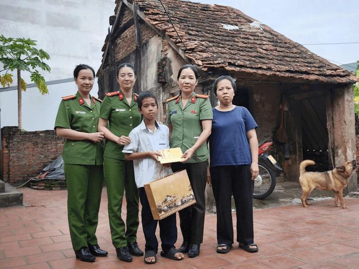 CBCS Công an xã Bình Minh tặng quà cho cháu nhỏ có hoàn cảnh khó khăn.