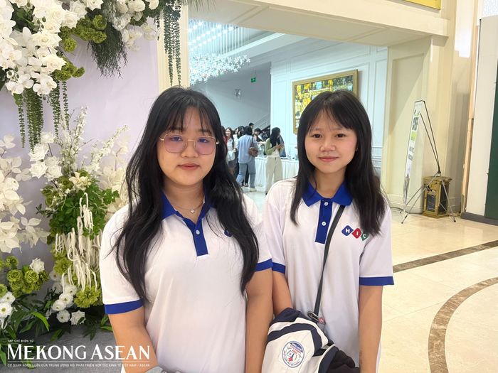 Bạn Dương Thu Thảo, sinh viên năm cuối chuyên ngành Tiếng Hàn, Trường Cao đẳng Quốc tế Hà Nội (trái) chia sẻ về cảm nhận sau khi xem vở nhạc kịch "Chef Show". Ảnh: Thu Thảo/Mekong ASEAN.