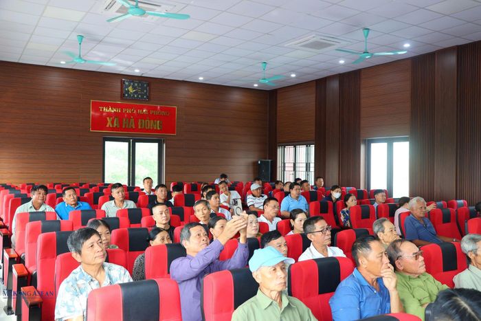 Các đại biểu và và đại diện các hộ dân liên quan đến dự án dự hội nghị. Ảnh: Hà Lương.