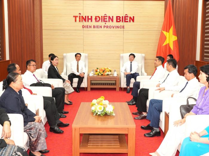 Đồng chí Mùa A Vảng, Ủy viên dự khuyết Ban Chấp hành Trung ương Đảng, Phó Bí thư Tỉnh ủy, Chủ tịch Ủy ban MTTQ Việt Nam tỉnh Điện Biên tiếp Đoàn công tác Liên hiệp Công đoàn 5 tỉnh Bắc Lào