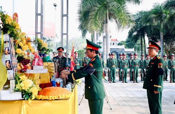 Lễ viếng, truy điệu và an táng hài cốt các liệt sĩ được thực hiện trang trọng theo nghi thức quân đội. Ảnh Bộ CHQS tỉnh Điện Biên