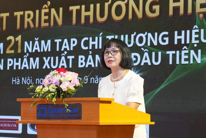 PGS TS Trần Thị Bích Loan - nguyên Phó Hiệu Trưởng Trường Đại học Thương mại trình bày tham luận tại diễn đàn.