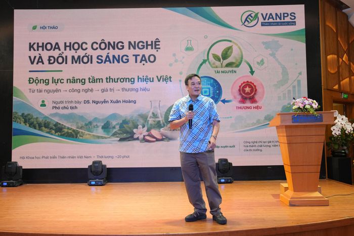 Ông Nguyễn Xuân Hoàng - Phó Chủ tịch Hội Khoa học các sản phẩm thiên nhiên Việt Nam trình bày tham luận.