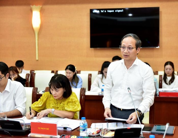 Vụ trưởng Vụ Pháp chế Tạ Quang Đôn báo cáo kết quả triển khai nhiệm vụ tổng rà soát hệ thống VBQPPL tại NHNN