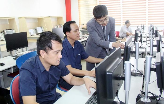 Nhóm điện tử, máy vi tính và linh kiện và nhóm máy móc, thiết bị, dụng cụ và phụ tùng đã chiếm khoảng 51% tổng kim ngạch nhập khẩu (Ảnh: C.T).