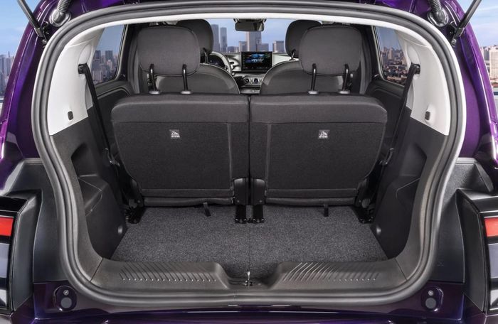 Nội thất thiết kế cơ bản với 2 màn hình lớn. Ảnh: Nissan