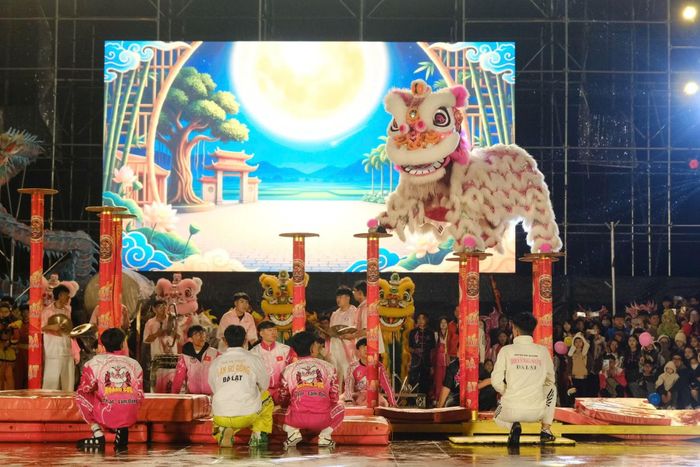 Lễ hội Trung thu có sự tham dự, tranh tài của nhiều đội Lân Sư Rồng.