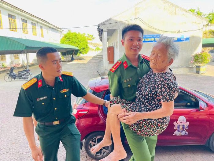 Công an xã Đại Đồng hỗ trợ thân nhân liệt sĩ thu nhận mẫu ADN để xác định danh tính.