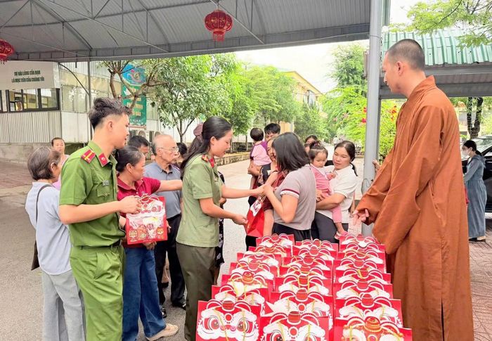 Công an xã Đại Đồng mang Tết Trung thu đến với các em nhỏ trên địa bàn.