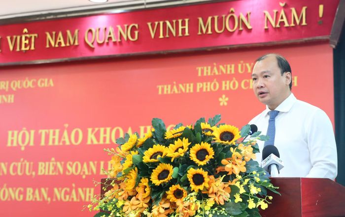 PGS.TS Lê Hải Bình, Ủy viên Trung ương Đảng, Phó Giám đốc Thường trực Học viện Chính trị quốc gia Hồ Chí Minh, phát biểu đề dẫn hội thảo.
