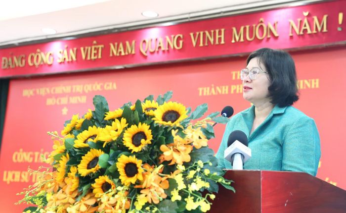 Đồng chí Văn Thị Bạch Tuyết, Phó Bí thư Thành ủy TP Hồ Chí Minh, phát biểu chào mừng hội thảo.