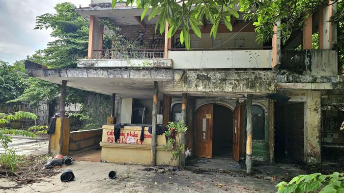 Một cơ sở nhà đất công bị bỏ hoang gây lãng phí ở TP Hồ Chí Minh.