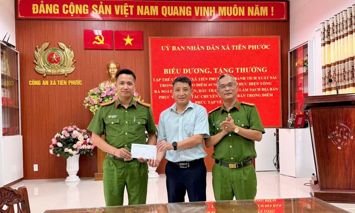 Lãnh đạo UBND xã Tiên Phước thăm, tặng quà động viên lực lượng Công an xã trong triển khai đợt Cao điểm 45 ngày đêm phòng, chống ma túy.
