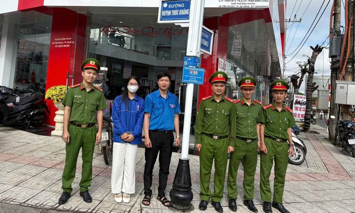 Lực lượng Công an xã Tiên Phước tham gia thực hiện công trình “Gắn mã QR tên tuyến đường và số hóa dữ liệu đường giao thông”.