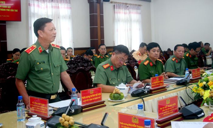 Thiếu tướng Huỳnh Việt Hòa, Bí thư Đảng ủy, Giám đốc Công an TP Cần Thơ phát biểu tại hội nghị.