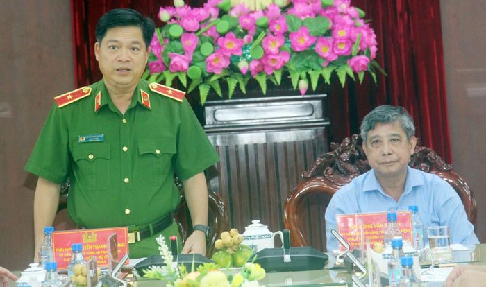 Thiếu tướng Nguyễn Thanh Trường, Ủy viên Đảng ủy Công an Trung ương, Cục trưởng Cục Cảnh sát quản lý trại giam, cơ sở giáo dục bắt buộc, trường giáo dưỡng, Phó trưởng Đoàn Giám sát số 06 của Đảng ủy Công an Trung ương phát biểu tại hội nghị.
