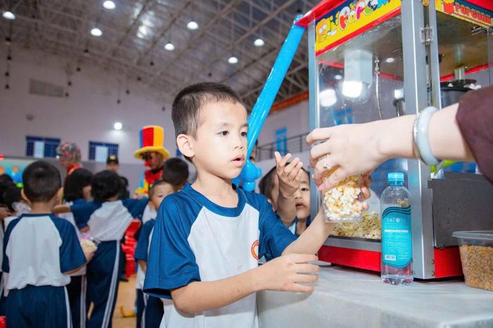 Những gương mặt trẻ thơ đầy trong sáng và tươi vui...