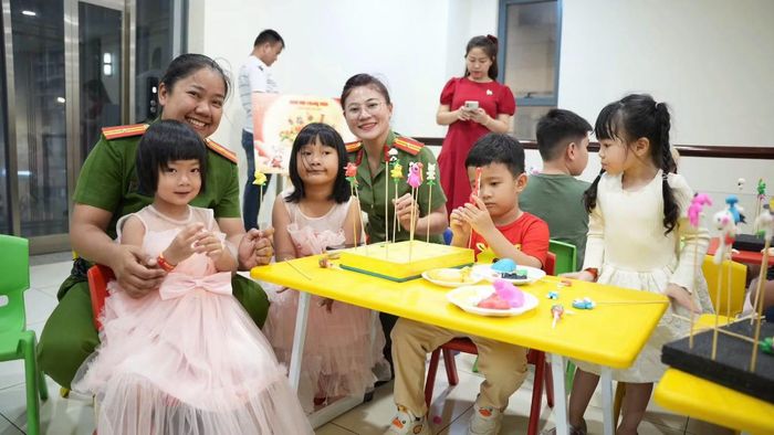 Các hoạt động tại Trụ sở Công an TP Hồ Chí Minh dành cho 400 con em cán bộ, chiến sĩ.