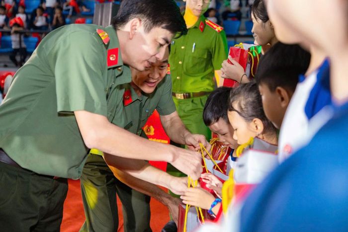 Tặng quà trung thu cho các em thiếu nhi, học sinh.