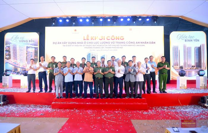 Thứ trưởng Đặng Hồng Đức cùng các đại biểu dự lễ khởi công.