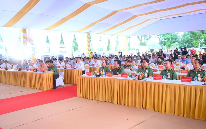 Các đại biểu tham dự buổi lễ.