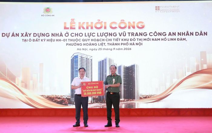 Thứ trưởng Đặng Hồng Đức trao ủng hộ "Quỹ Đền ơn đáp nghĩa" phường Hoàng Liệt, TP Hà Nội.