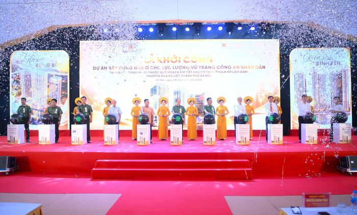 Thứ trưởng Đặng Hồng Đức cùng các đại biểu thực hiện nghi thức ấn nút khởi công.