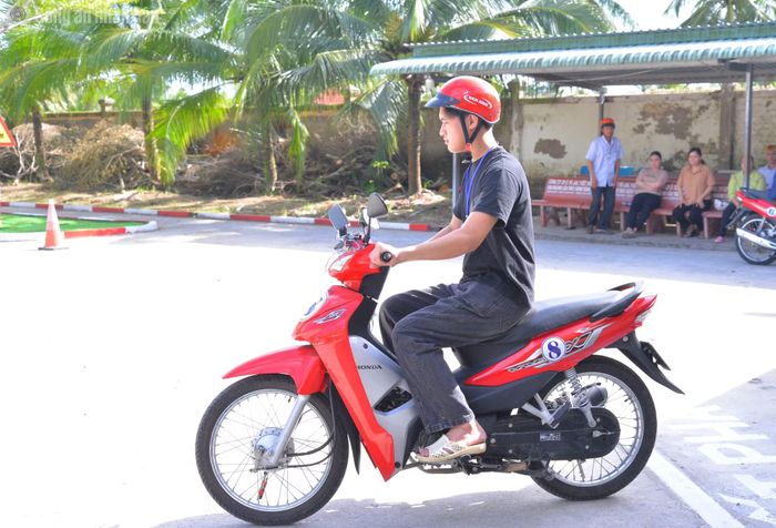 Công dân thực hiện phần thi thực hành trong kì sát hạch GPLX mô tô.