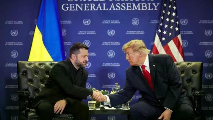 Tổng thống Ukraine Volodymyr Zelensky gặp Tổng thống Mỹ Donald Trump bên lề kỳ họp Đại hội đồng LHQ. Ảnh: Reuters