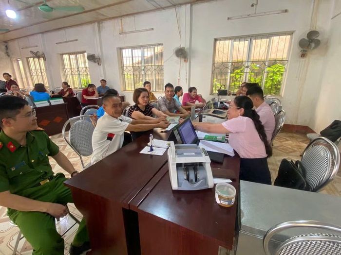 Anh Dương Văn Sơn, xã Quảng Uyên nhận nguồn vốn vay từ Phòng Giao dịch Ngân hàng Chính sách xã hội Quảng Hoà để phát triển sinh kế sau cai nghiện.