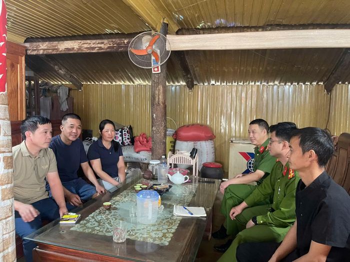 Công an xã Kim Đồng thường xuyên xuống các hộ dân tuyên truyền pháp luật.