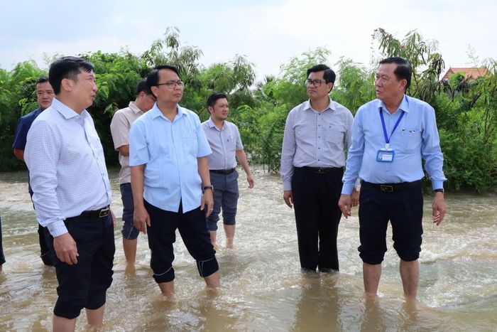 Phó Bí thư Thường trực Tỉnh ủy Lâm Đồng Đặng Hồng Sỹ kiểm tra tình hình mưa lũ. Ảnh: Hữu Phúc