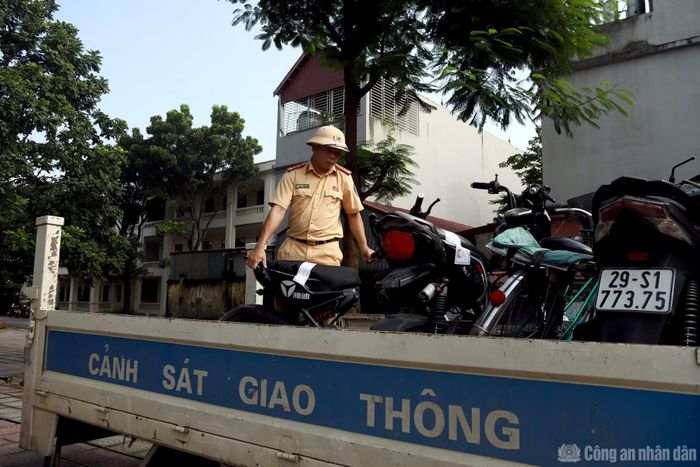 Cảnh sát niêm phong, tạm giữ phương tiện.