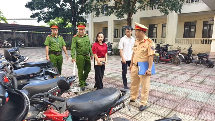 Lực lượng chức năng kiểm tra bãi để xe trong nhà trường.