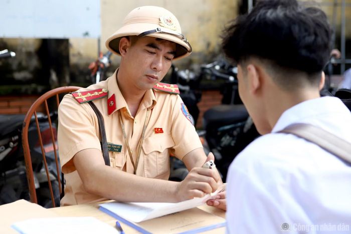 Việc xử lý vi phạm giao thông diễn ra công khai trong sân trường, với sự phối hợp của phụ huynh và đại diện nhà trường.