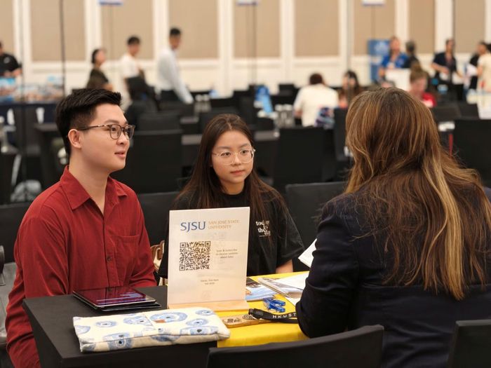 Đại diện của các trường đại học, cao đẳng Hoa Kỳ tư vấn cho các học sinh, sinh viên và phụ huynh.