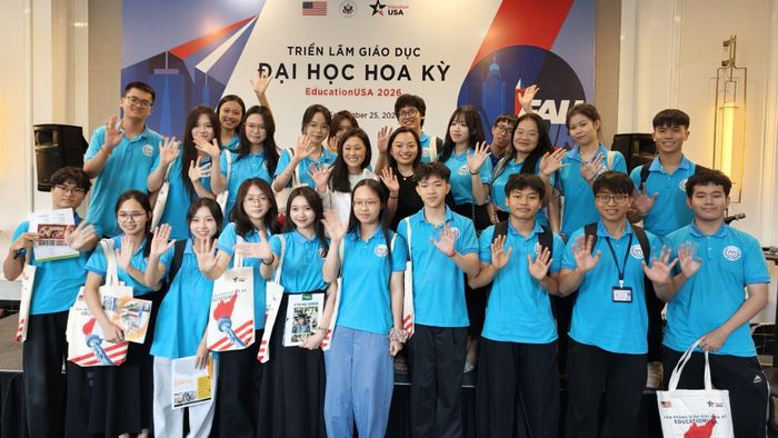 Đại sứ Hoa Kỳ cùng các bạn học sinh, sinh viên Việt Nam.