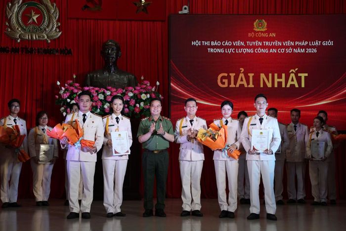 Trung tướng Phạm Công Nguyên, Cục trưởng Cục pháp chế, cải cách hành chính và tư pháp - Bộ Công an trao giải nhất cho hai Đội Công an tỉnh Hưng Yên và Công an tỉnh Khánh Hòa. Ảnh: Trung Phong.