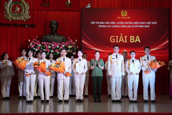 Đại tá Từ Thị Thu Hòa, Phó Cục trưởng Cục Công tác chính trị - Bộ Công an trao giải Ba cho 4 Đội Công an tỉnh Nghệ An, Ninh Bình, Quảng Ngãi, TP Huế. Ảnh: Trung Phong.