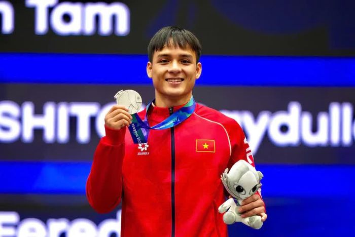 Võ sĩ người dân tộc Hrê 21 tuổi Đinh Văn Tâm giành Huy chương Bạc quý giá tại ASIAD 2026. Ảnh: Báo Thanh niên