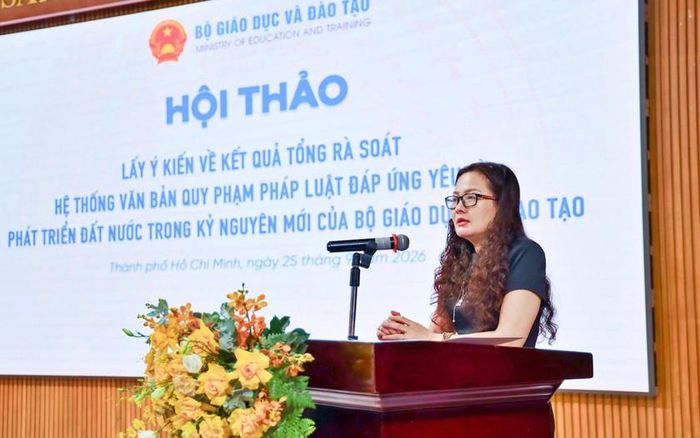 Bà Mai Thị Anh, Vụ trưởng Vụ Pháp chế (Bộ Giáo dục và Đào tạo) phát biểu tại hội thảo.